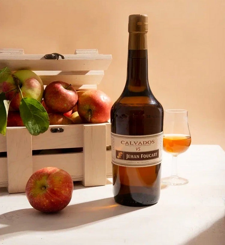 А у нас в ОТДОХНИ – в 32-х магазинах – уже начались дегустации кальвадоса Жеан Фукар VS 😍