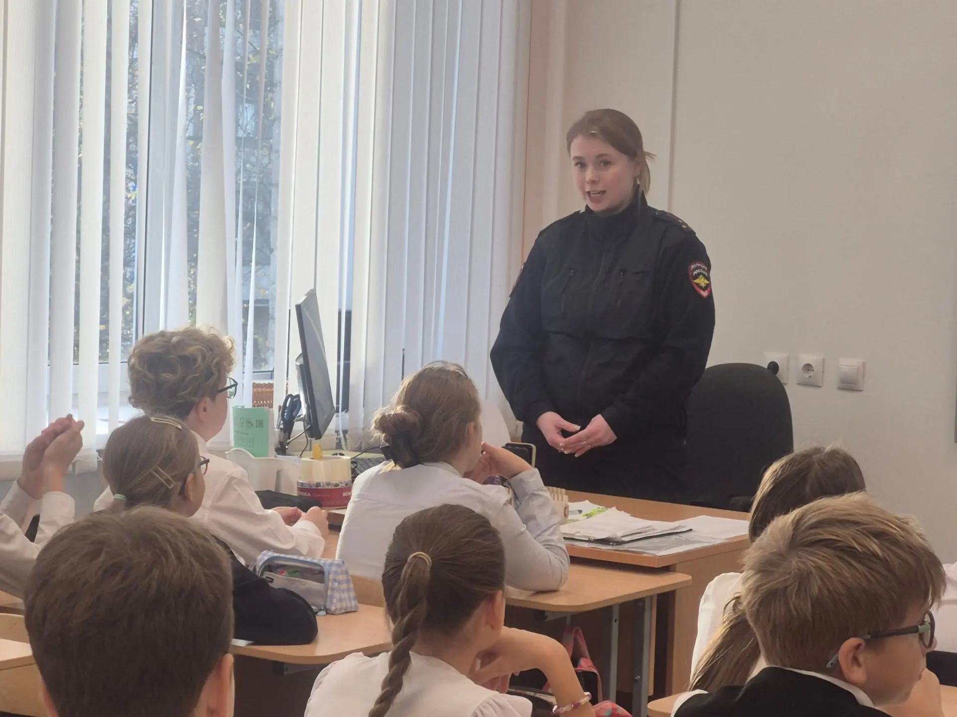 🚔 Сегодня в 5Б и 5Д  классах инспектор ГИБДД Куликова Е.В. провела профилактические бе...