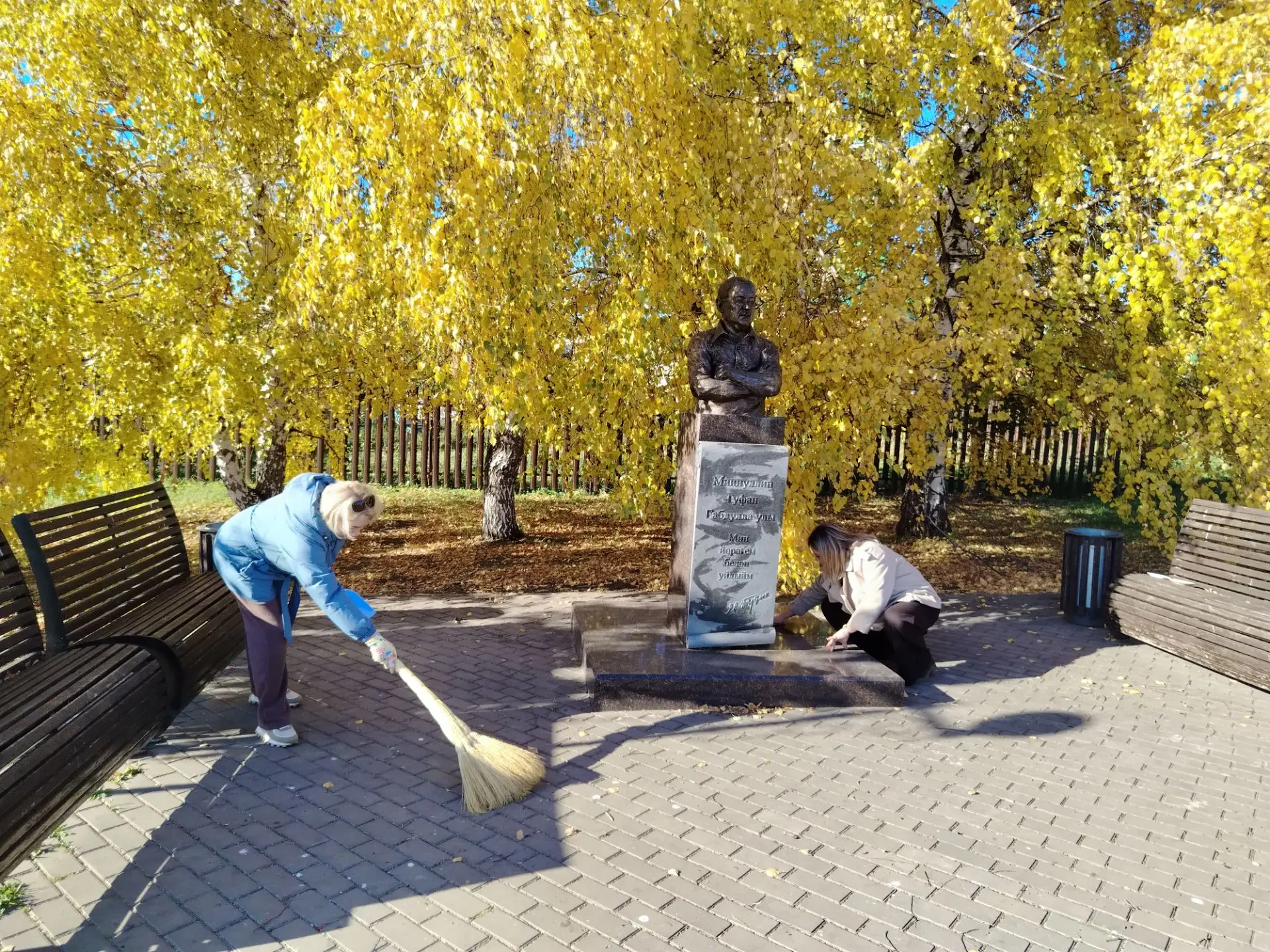 Сегодня убирались в парке им. Туфана Миннуллина. Постоянные средники и помощь волонтёро...