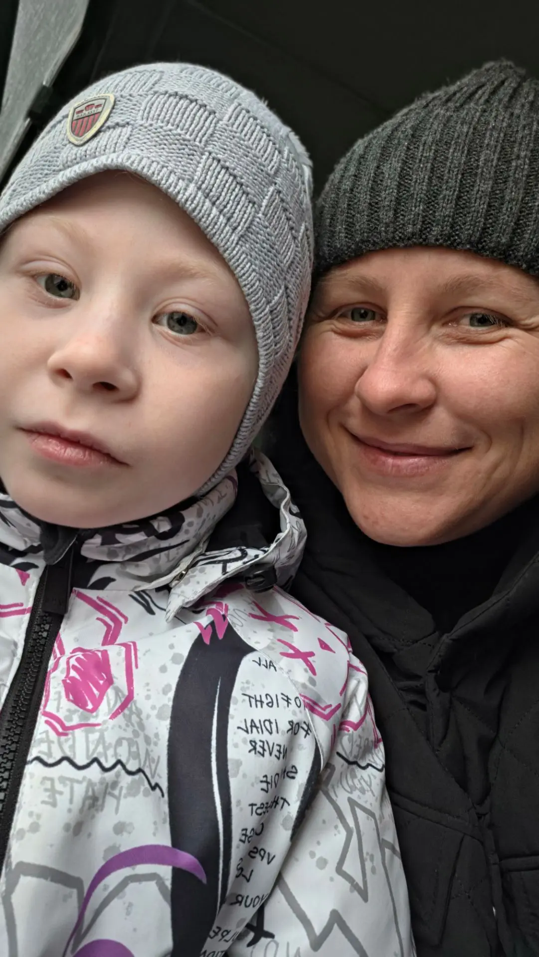 Всем добрый день 😊. Мы едим в школу 🏫, хотя сегодня и дождливая погода ☔. Но мы не ун...