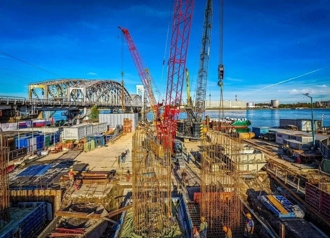 В Невском районе начали строить временный мост через Неву