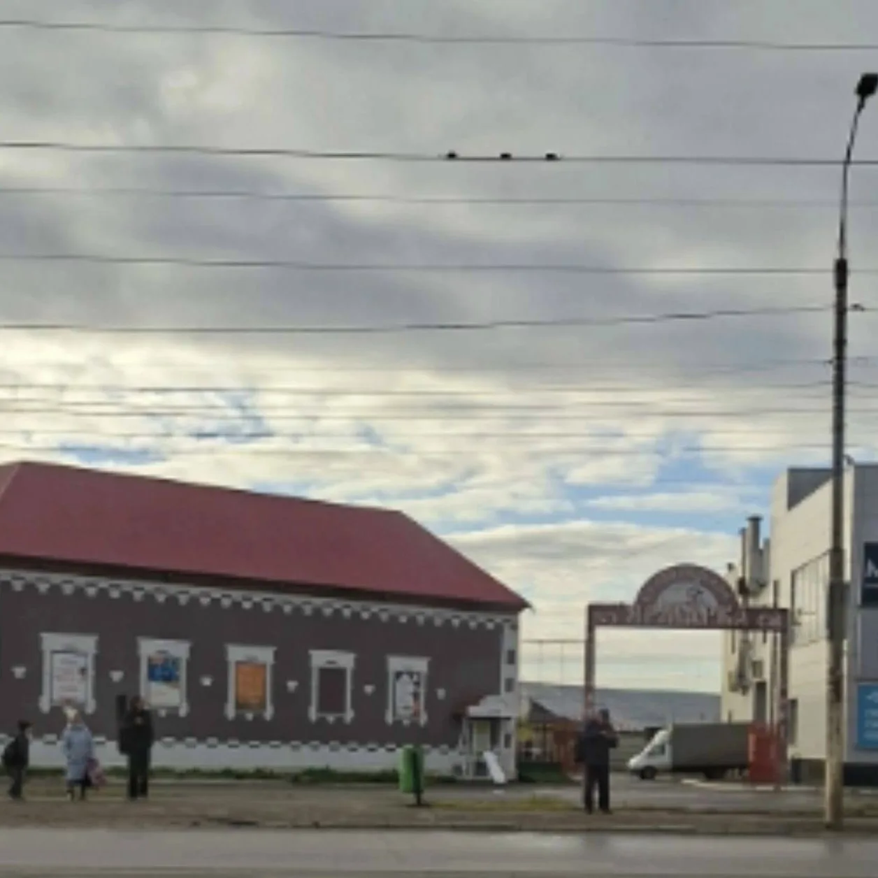 Для чего ДРЭУ срезали остановочный навес с остановки Хозяйственная база, по направлению...