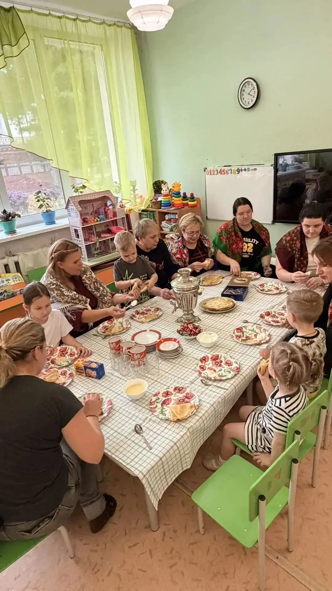 Ветер листья кружит звонко,