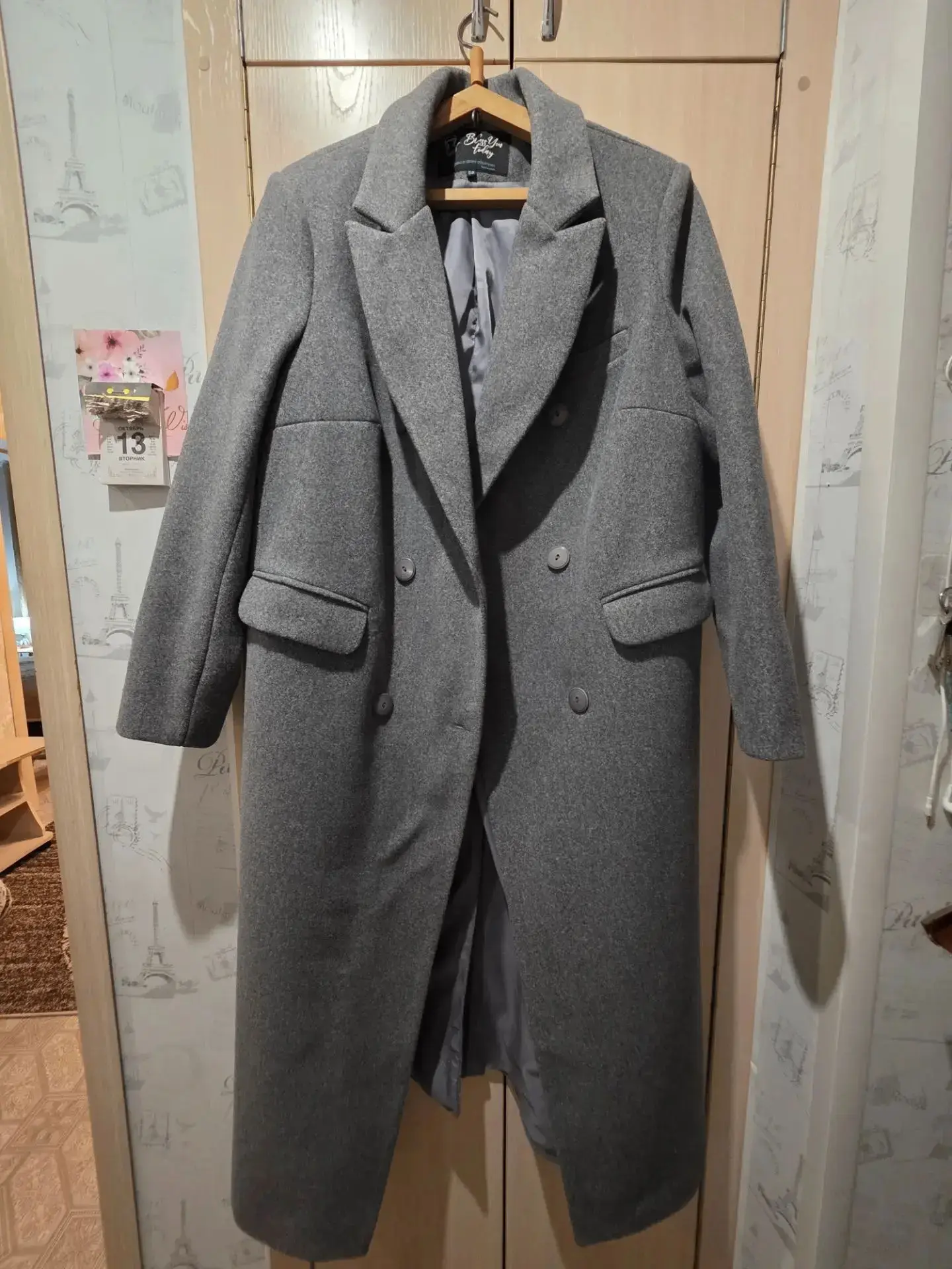 В продаже женское демисезонное пальто.