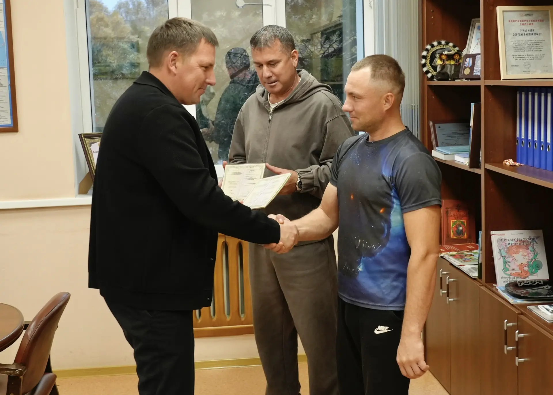 Вручил свидетельства о получении профессиональной квалификации Али Ваидовичу Метлиеву и...