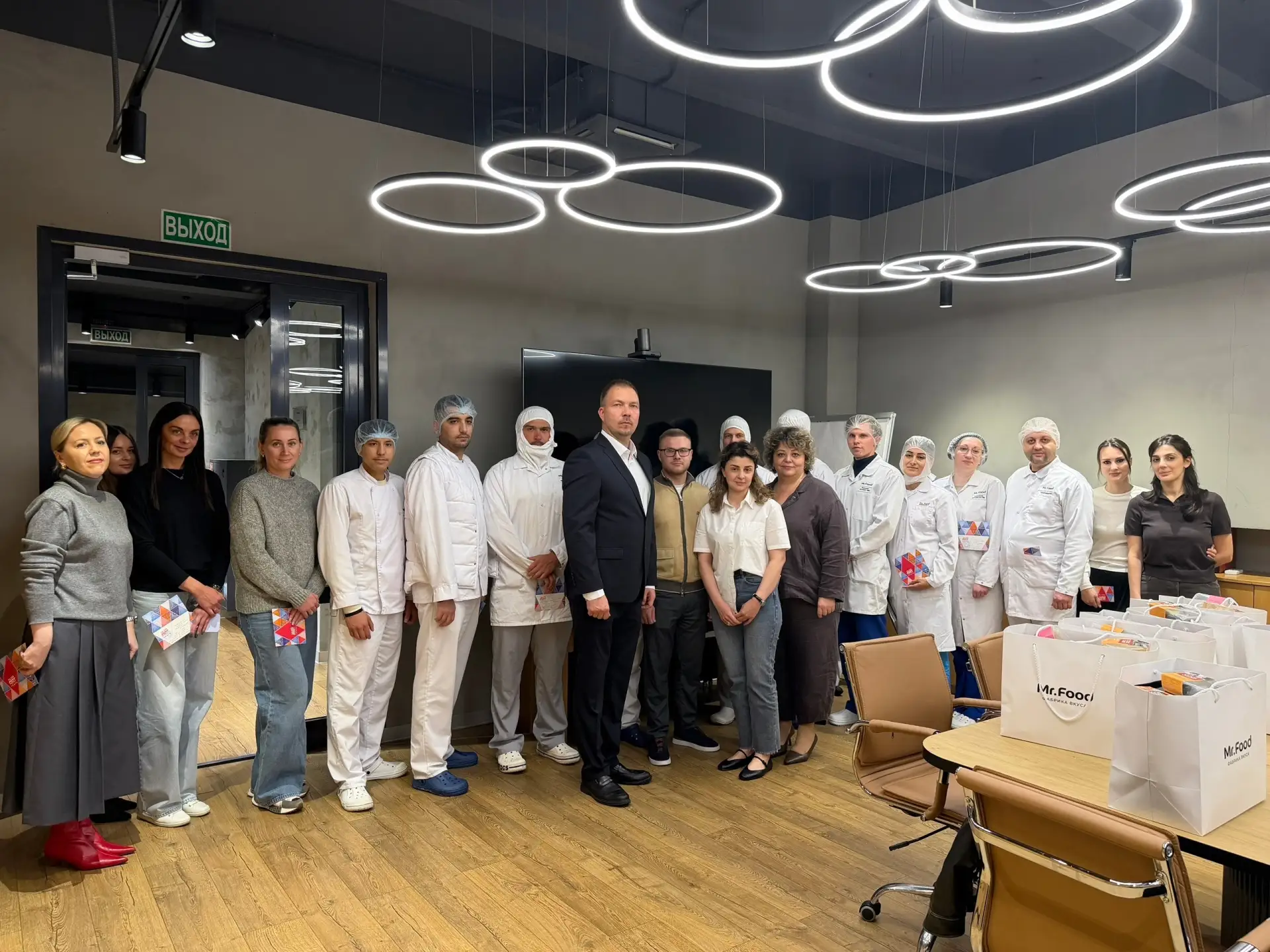 Олеся Климачёва и Денис Беляев поздравили работников предприятия «Mr.Food» с профессион...