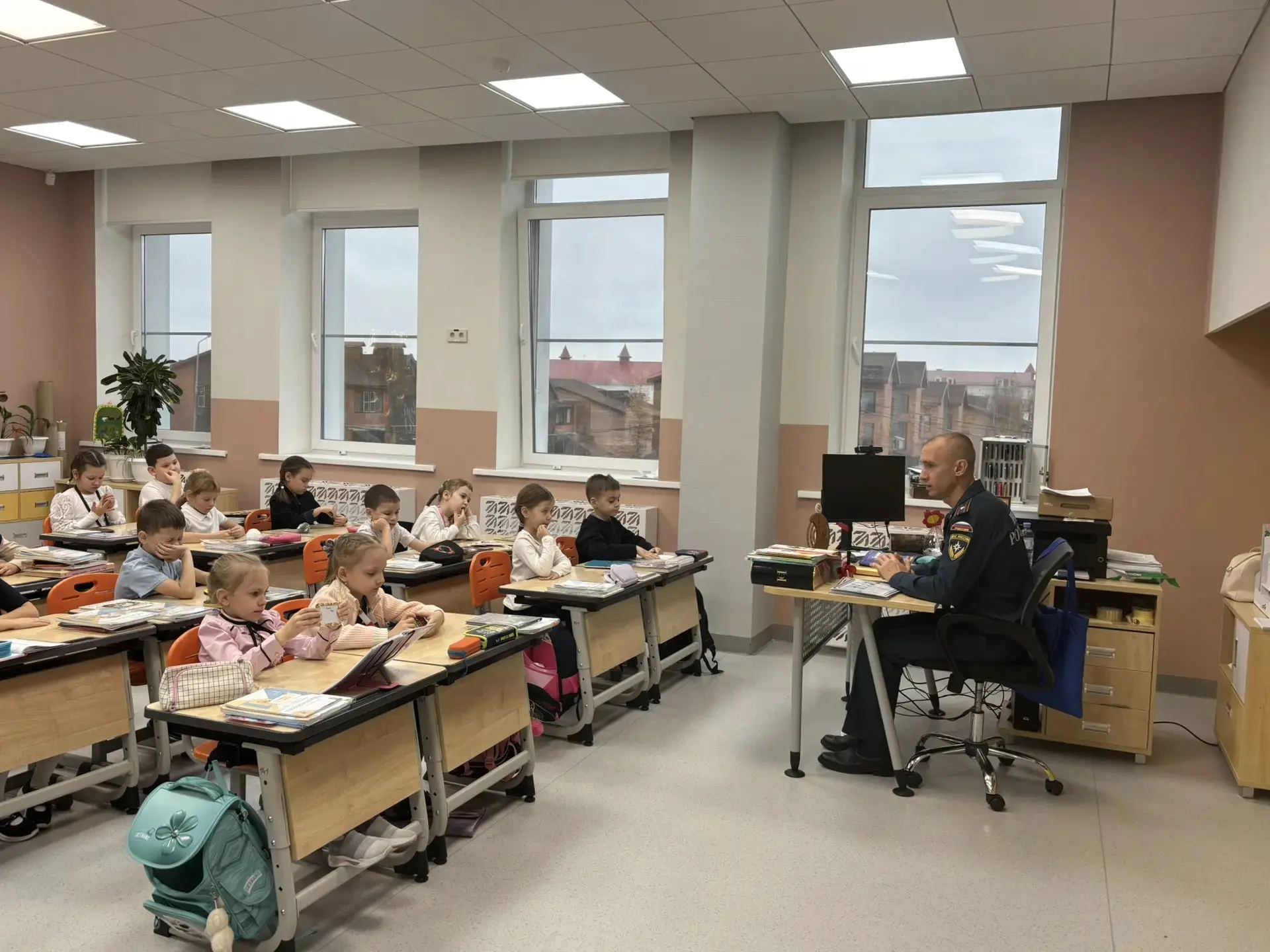 В 1 «А» классе прошла увлекательная и важная встреча — к ребятам пришёл начальник служб...