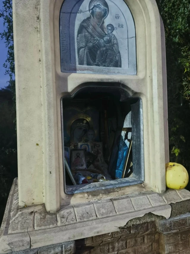 Я сегодня была на Монаховой кринице, и там увидела много всякого в маленькой часовенке....