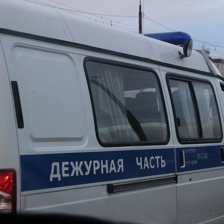 Подросток избил 28-летнего мужчину у входа в кафе в посёлке Шуя (Прионежский район).