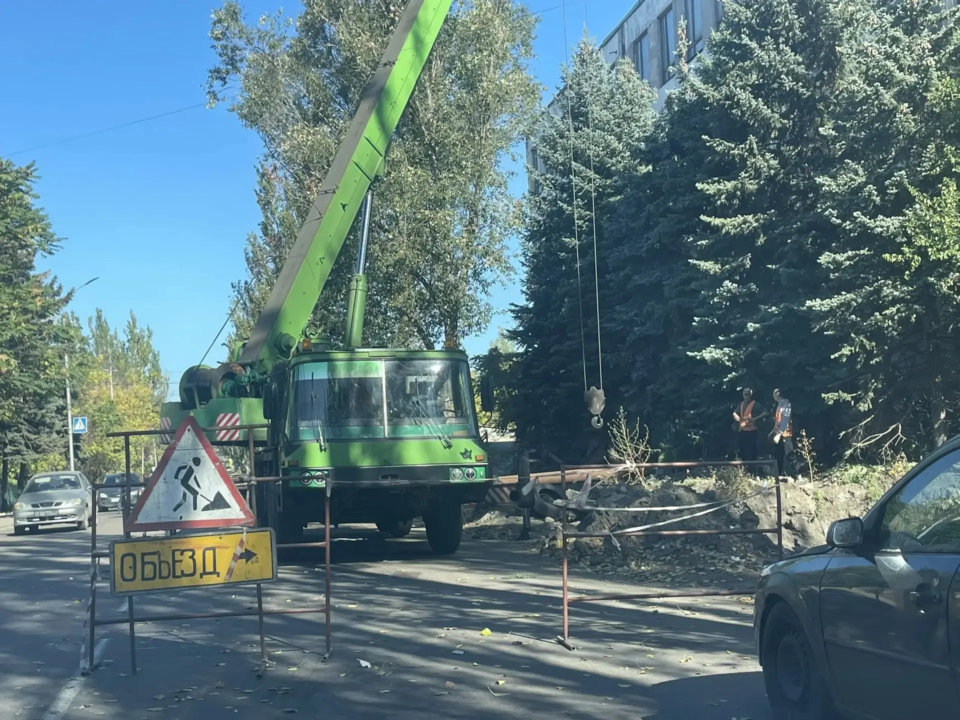 В Макеевке на улице Донецкой ремонтируют теплотрассу
