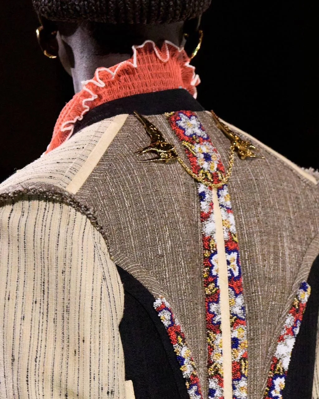 Самые яркие ювелирные приемы с показа Chanel, которые легко внедрить и в собственный га...