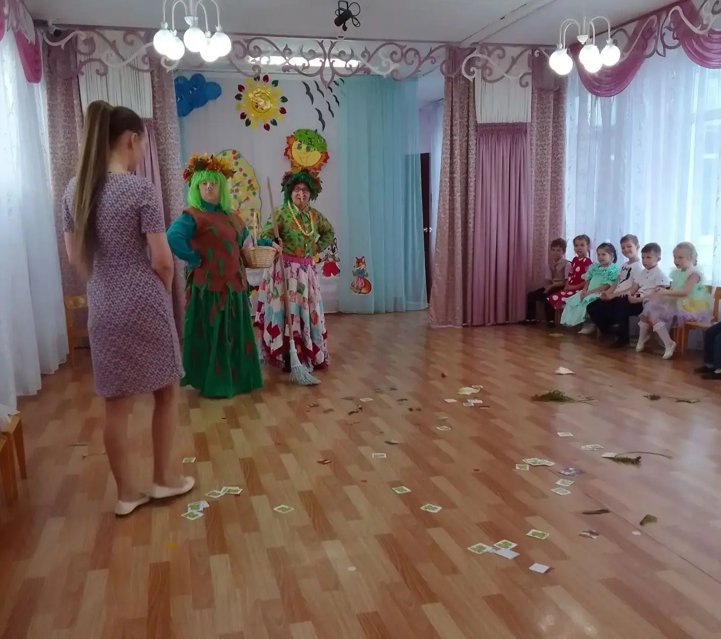 В группе "Светлячок" прошел осенний утренник под названием "Сказка осеннего царства". В...