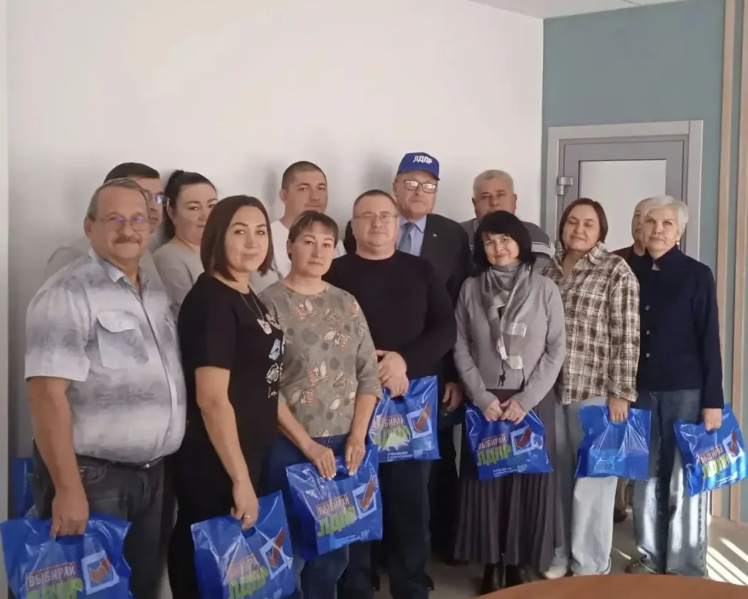 🌟Координатор Агрызского местного отделения ЛДПР Рустам Рашитов поздравил сотрудников а...