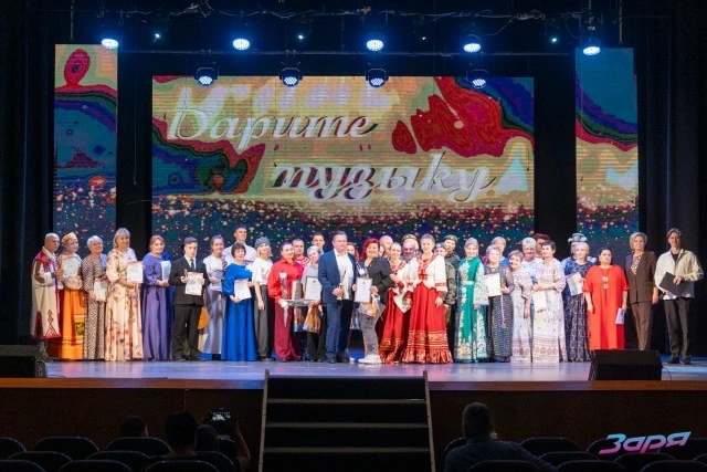 🎵"Дарите музыку друг другу ".