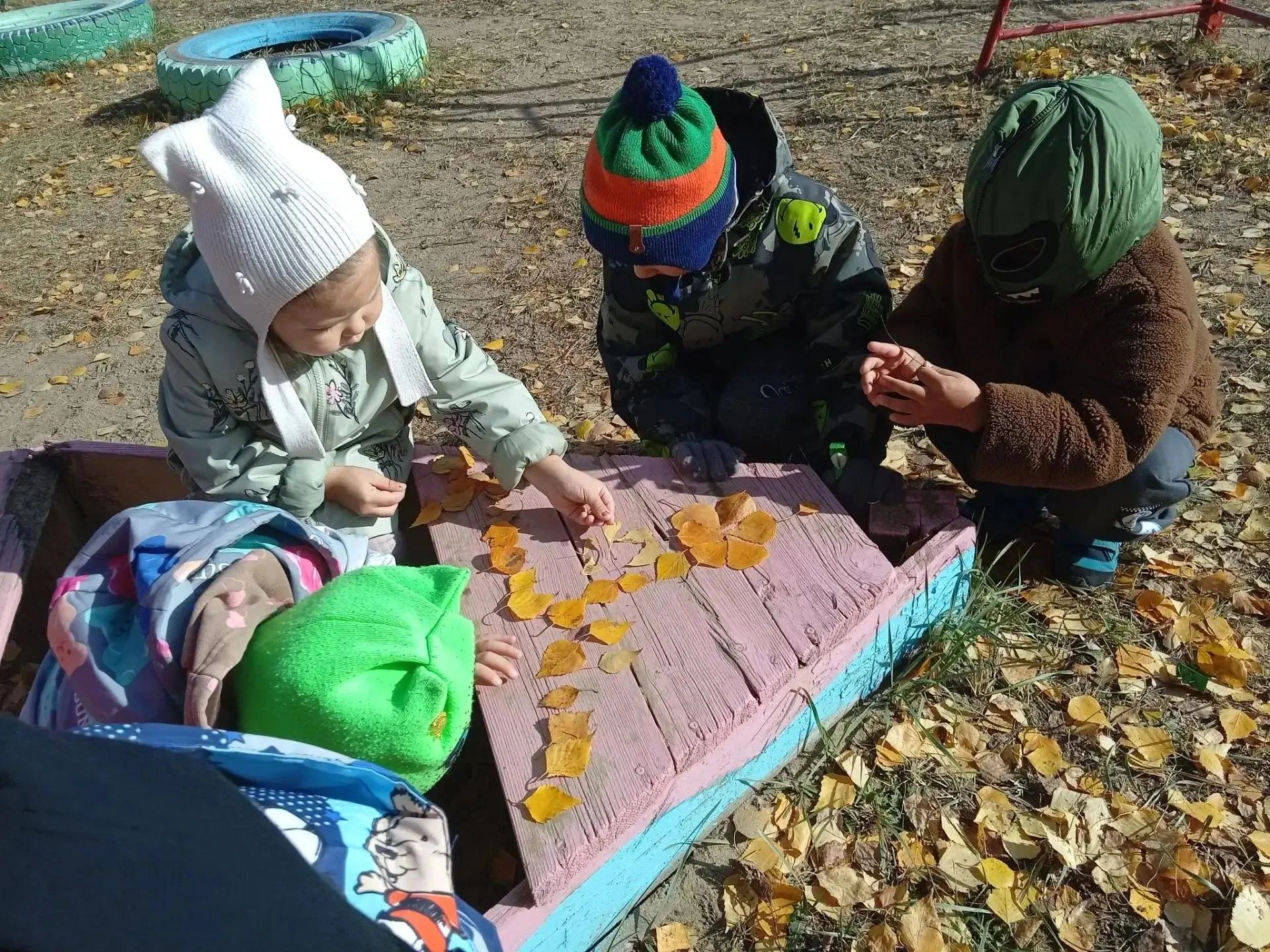 Листья превратились в самолёты и цветы 🍂🍃🍂