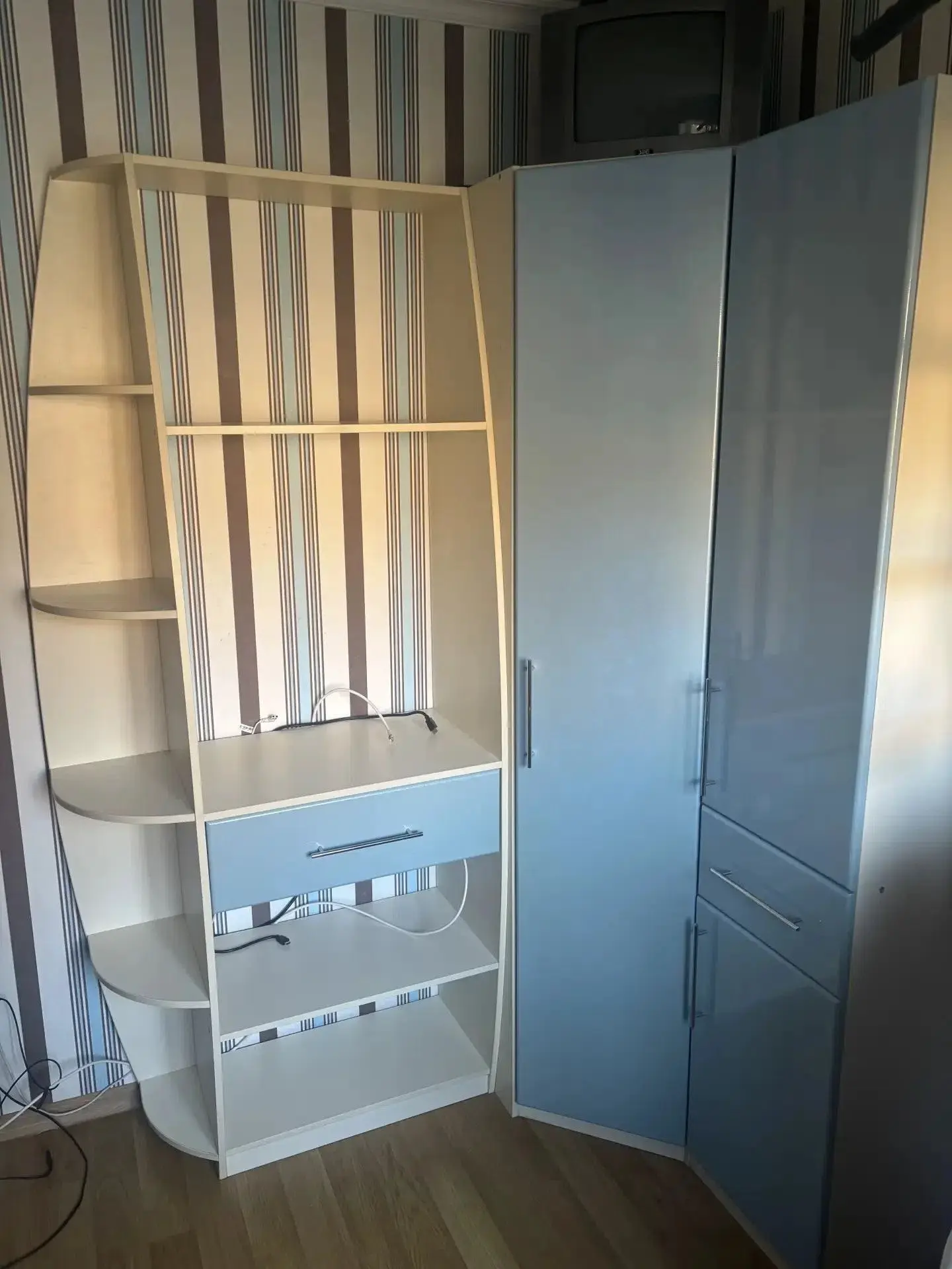 Продам комплект мебели для детской(подростковой) комнаты б/у. Корпус молочного цвета+го...
