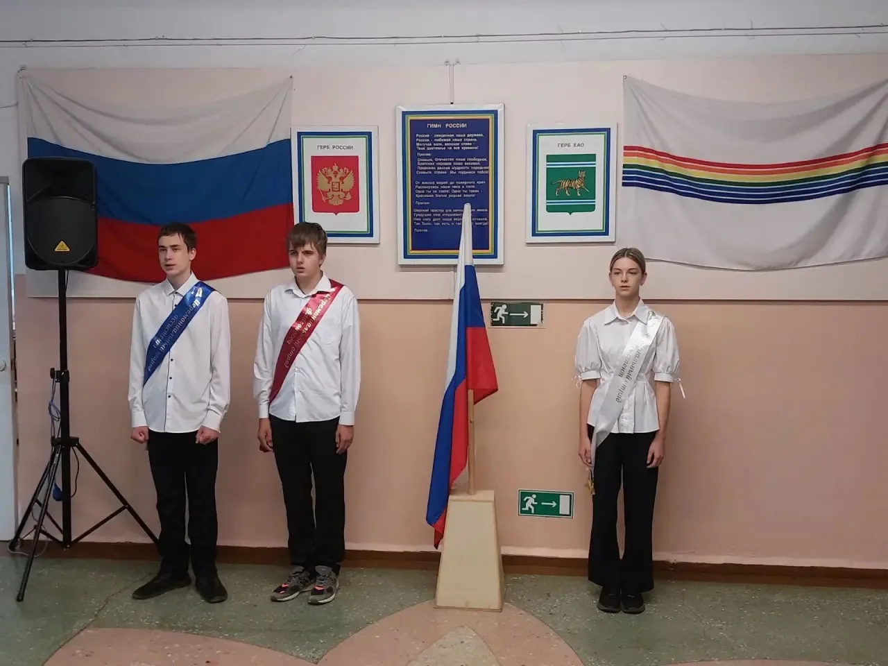 🇷🇺 Новая учебная неделя началась с торжественной линейки!
