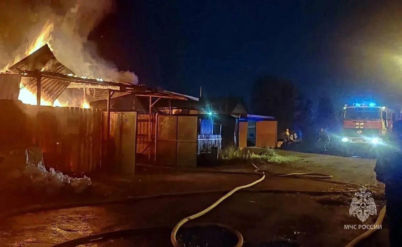 Семья спаслась при пожаре в частном секторе Челябинска.