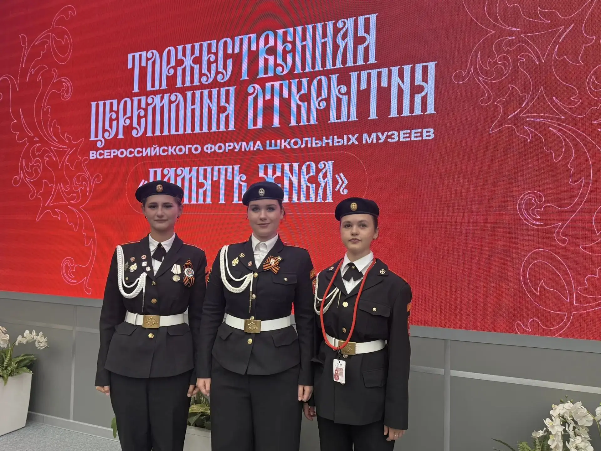 В эти пасмурные, но ещё теплые деньки команда активистов нашей школы: