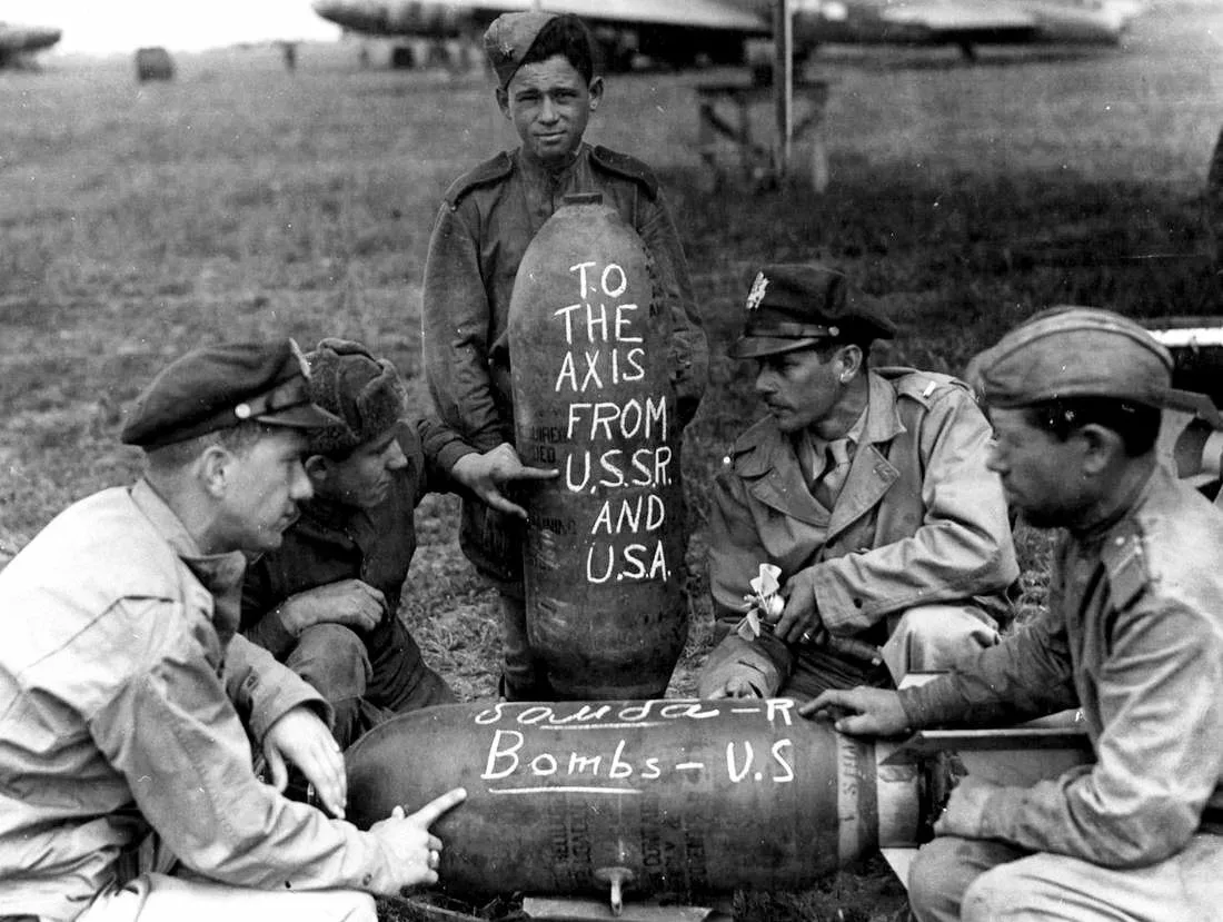 Американские и советские военные делают надписи на бомбах, СССР, 1944 год.