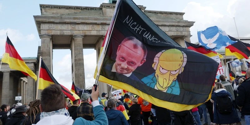 ❗️🇩🇪 «Мерц должен уйти!»: в Берлине тысячи вышли за мир с Россией и отставку правител...