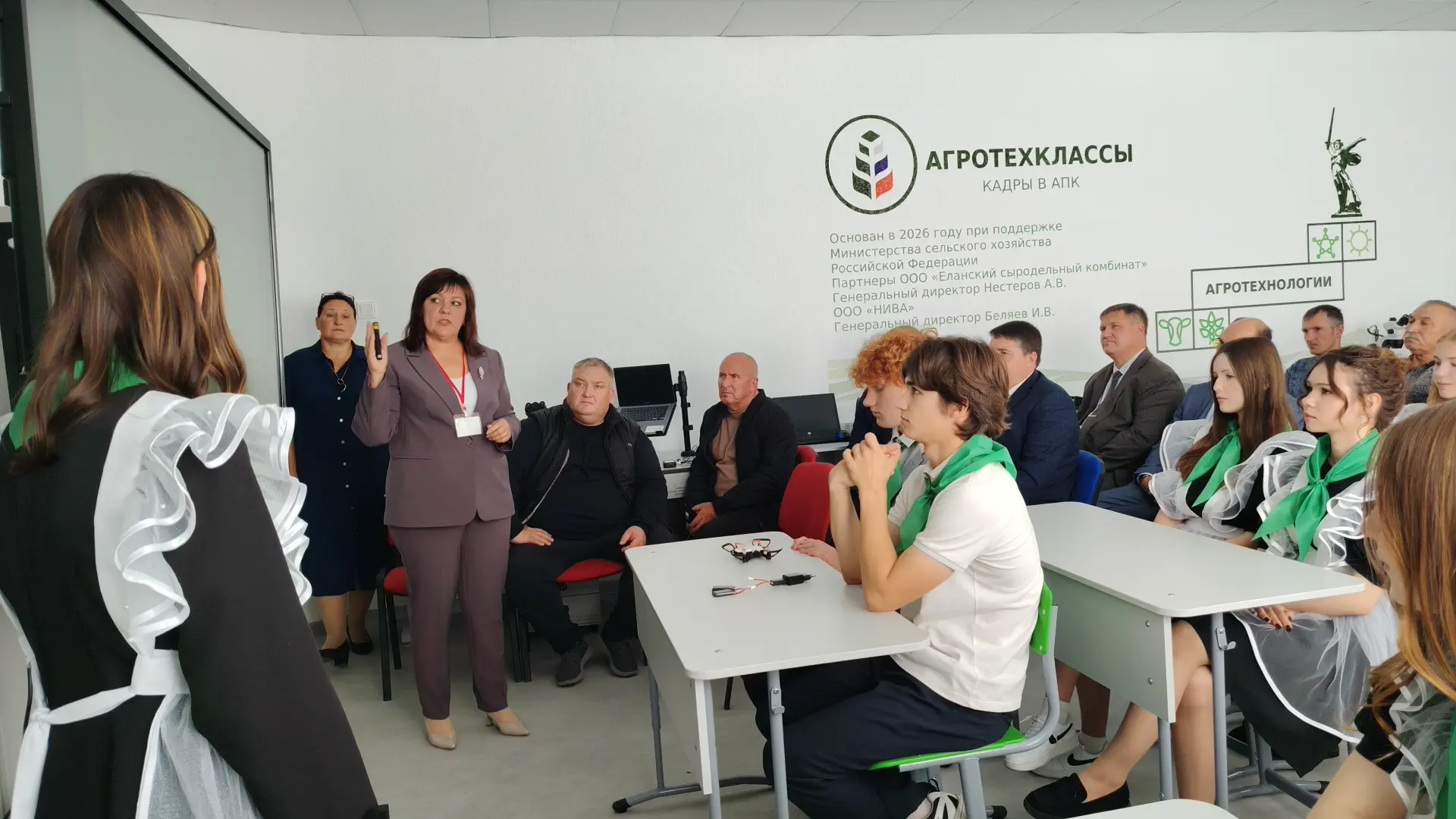 Сегодня у нас двойной праздник! Наша школа распахнула двери после капитального ремонта,...