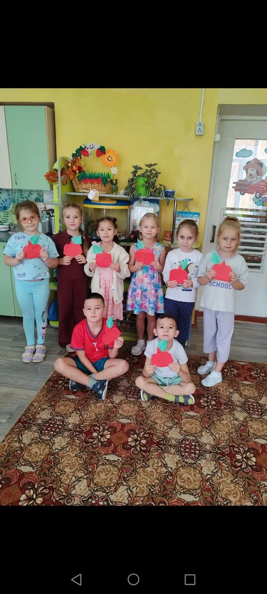 **🍎 Чудеса в детских ладошках: создаем яблоки из бумаги!**