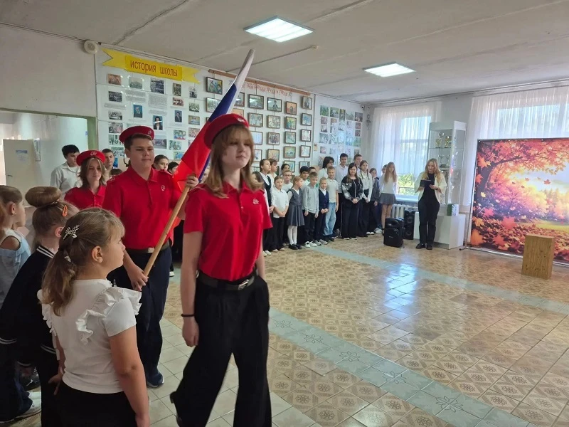 Сегодняшняя линейка — про традиции и новый статус. Гимн, вынос флага и очень волнительн...