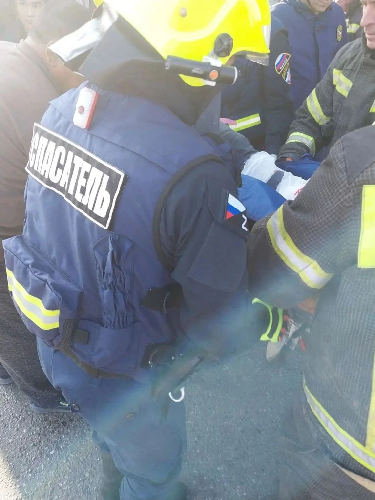 В Астрахани спасатели вытащили женщину из искореженного в ДТП авто