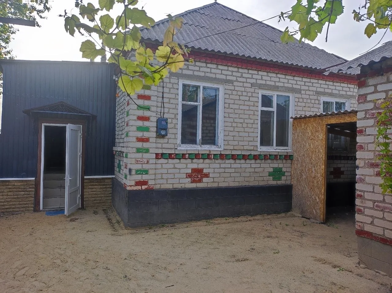 г. Луганск пос. Тельмана продам Дом-89.60м2. 5-жилых комнат, 5.22-сотки земли не приват.