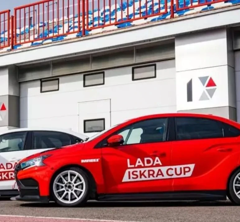 АвтоВАЗ показал гоночную Lada Iskra за 7 млн рублей.