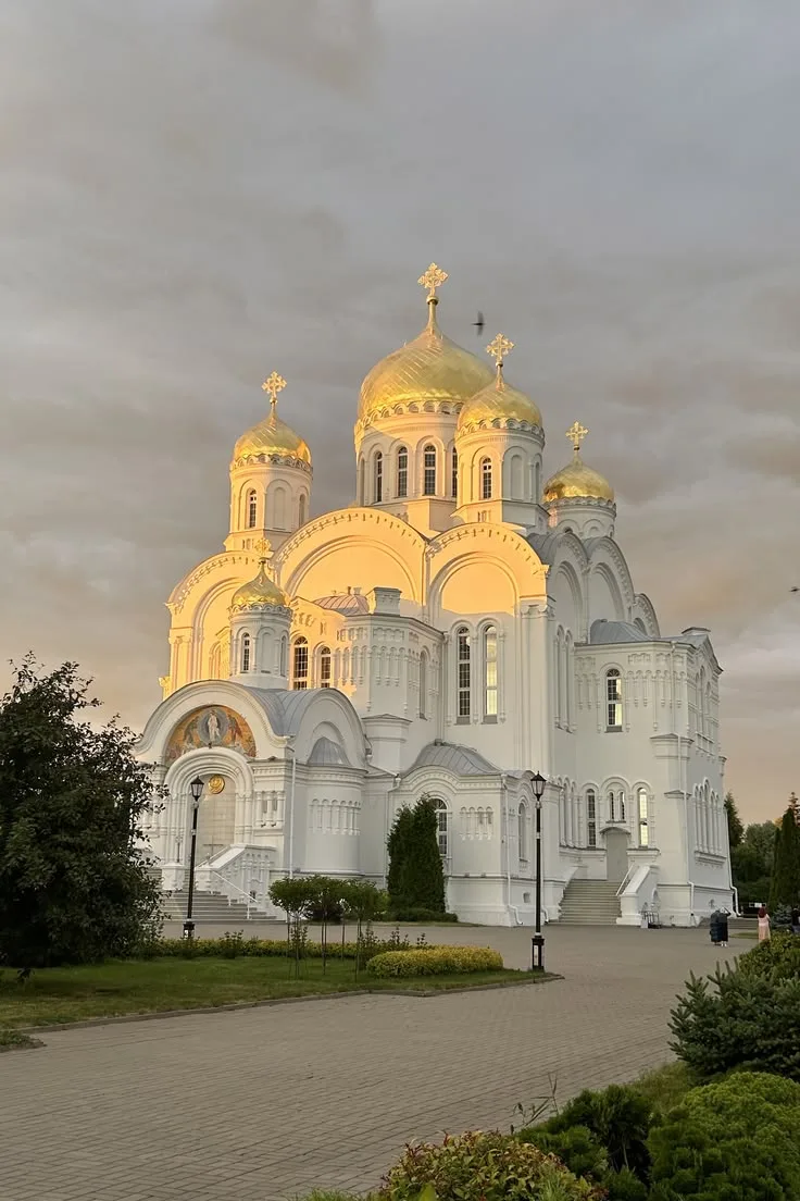 ©️ "Бог заранее промышляет о нашей жизни. Он знает, кого на какое место поставить, кому...