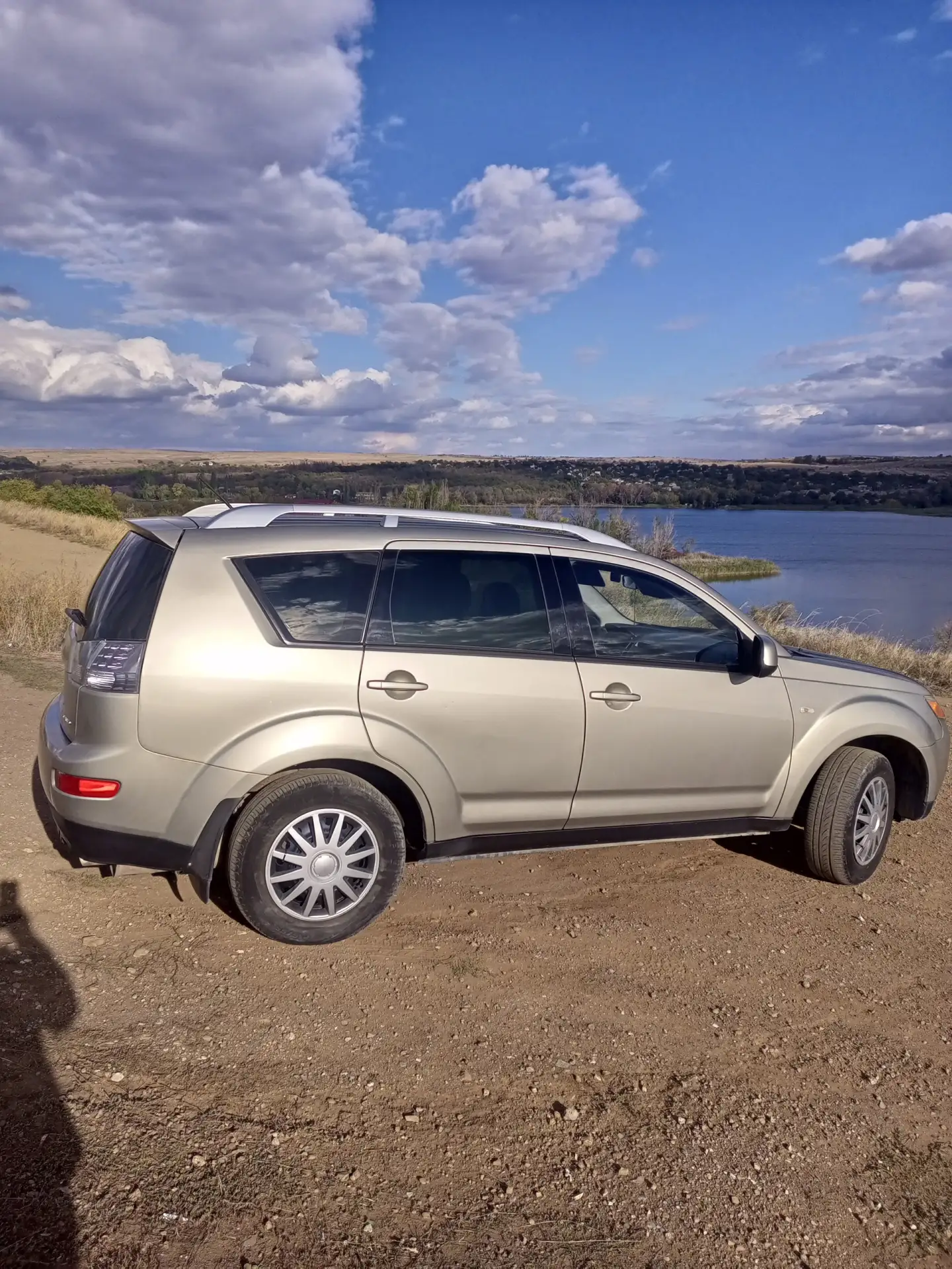 Продаю Mitsubishi Outlander второго поколения, 2008 года, двигатель 2.4, коробка — меха...