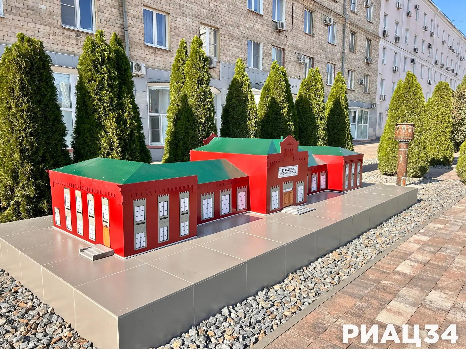 Паровоз, бронепоезд, электричка: история железной дороги в новой инсталляции на Привокз...
