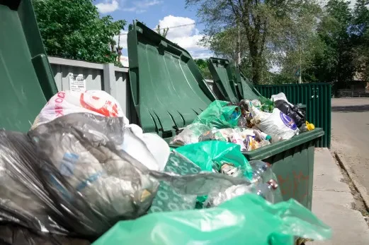 В Самарской области женщина случайно выбросила в мусорку сумку с миллионом рублей и зол...