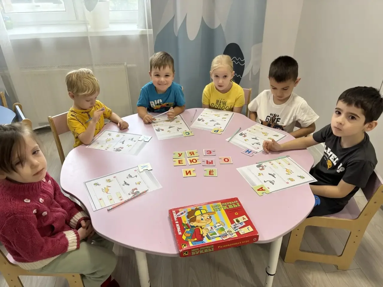 💡 Сегодня в старшей группе снова звучали слова, и наши ребята учились слышать в них гл...