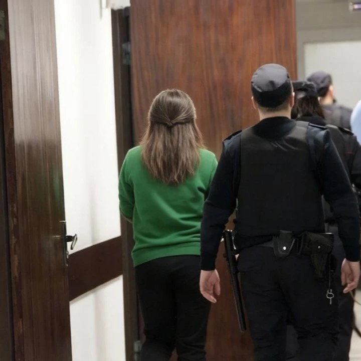👱🏻‍♀️💘В Карелии девушка из ревности разбила машину битой. Сильные чувства привели к ...