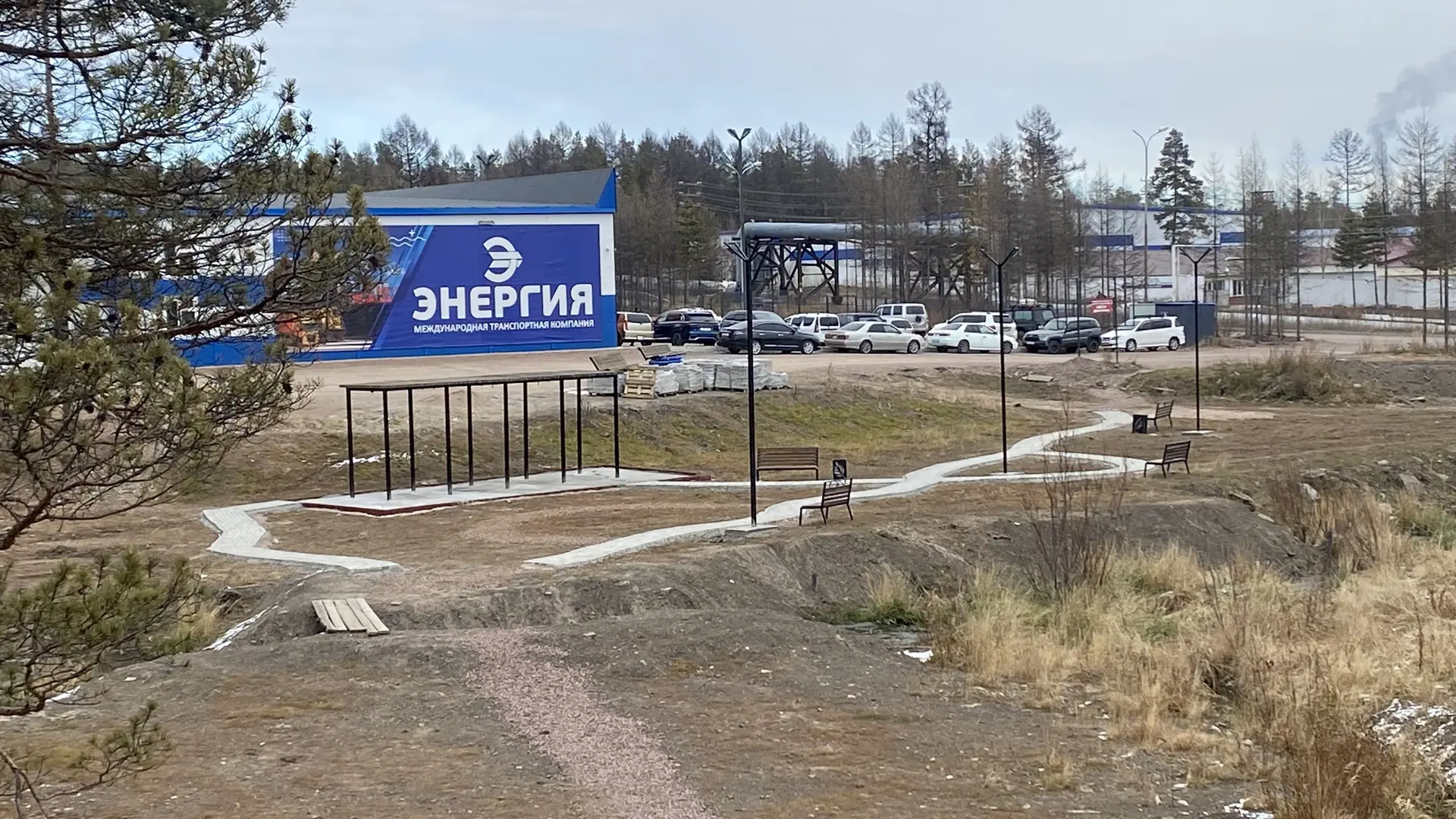 Сквер на болоте, внизу Мира-Аммосова практически готов. Любуемся!