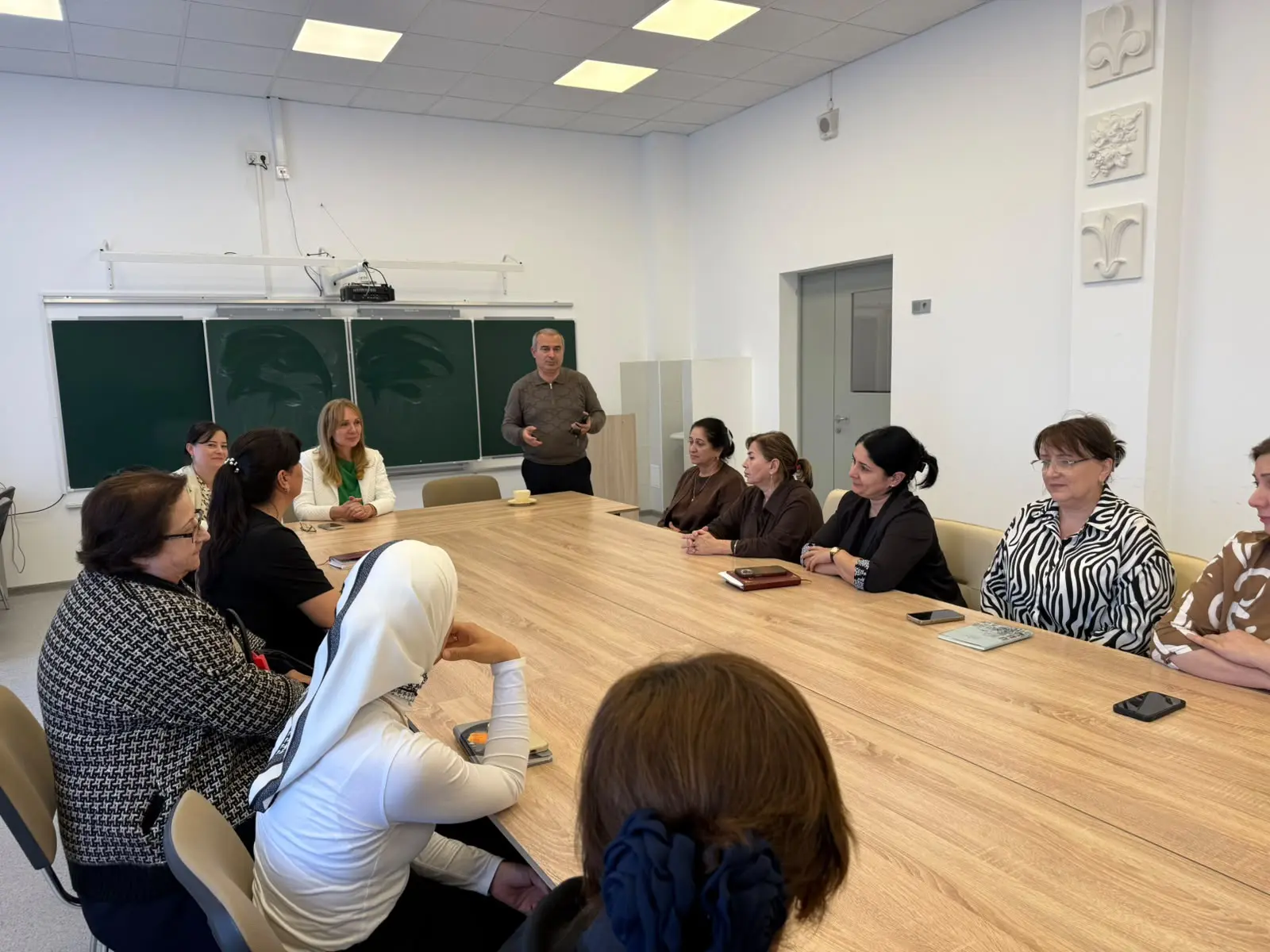 🏫 В МБОУ СОШ №14 прошла важная встреча для сотрудников!