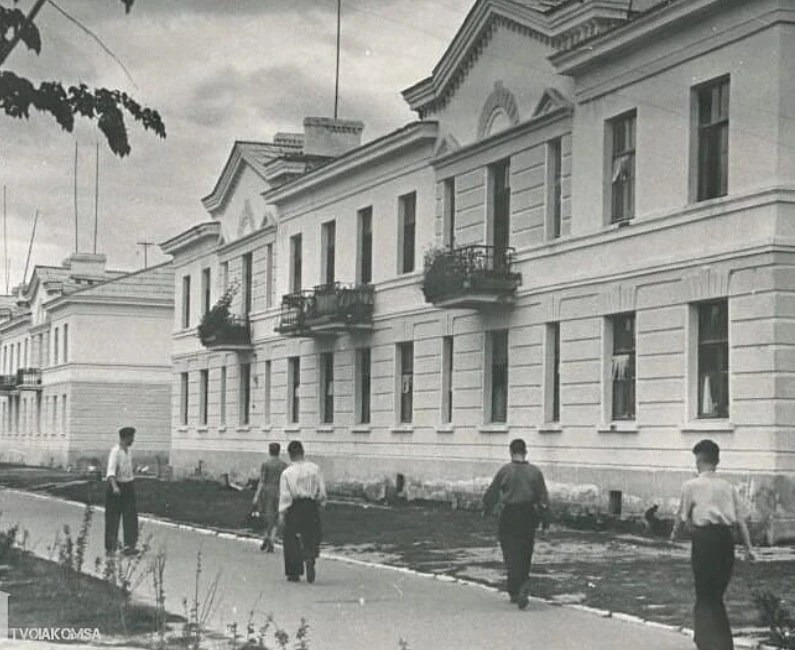 Улица Кирова начало 50-ых. Вид на дома 23 и 21.