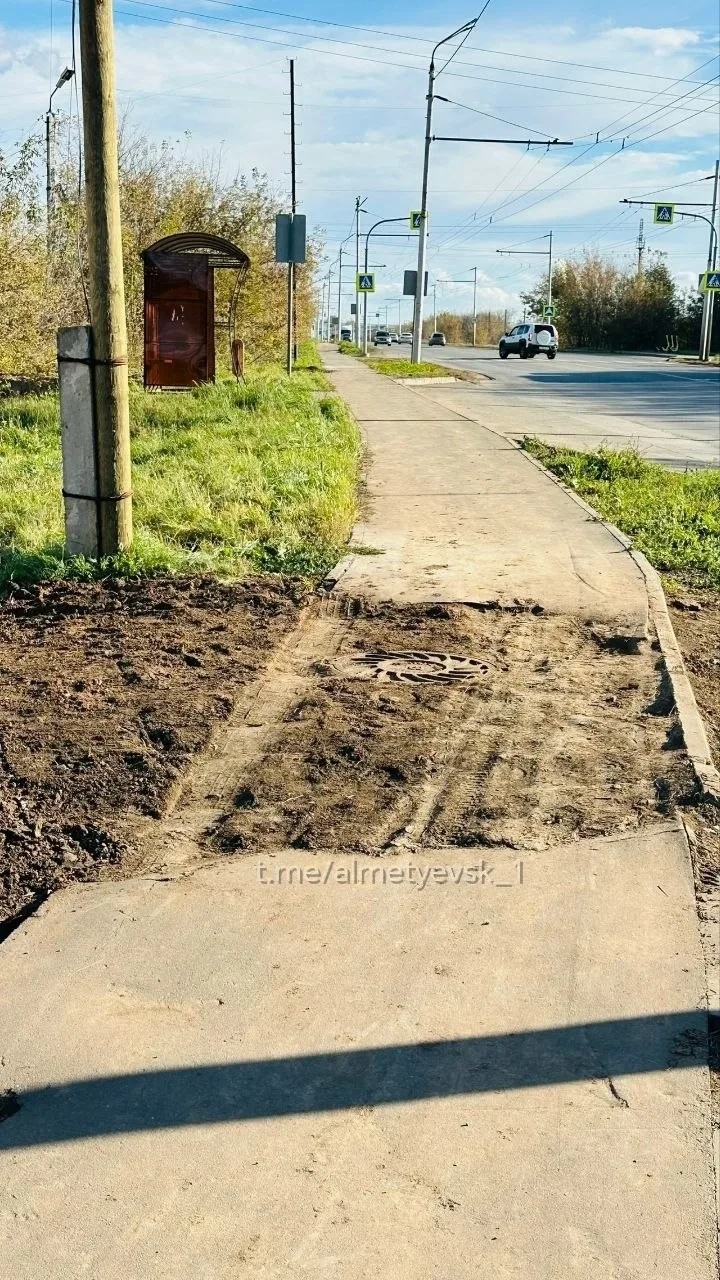 В Тихоновке Альметьевского района устроили грязевую дорожку. Жители рассказали, что око...