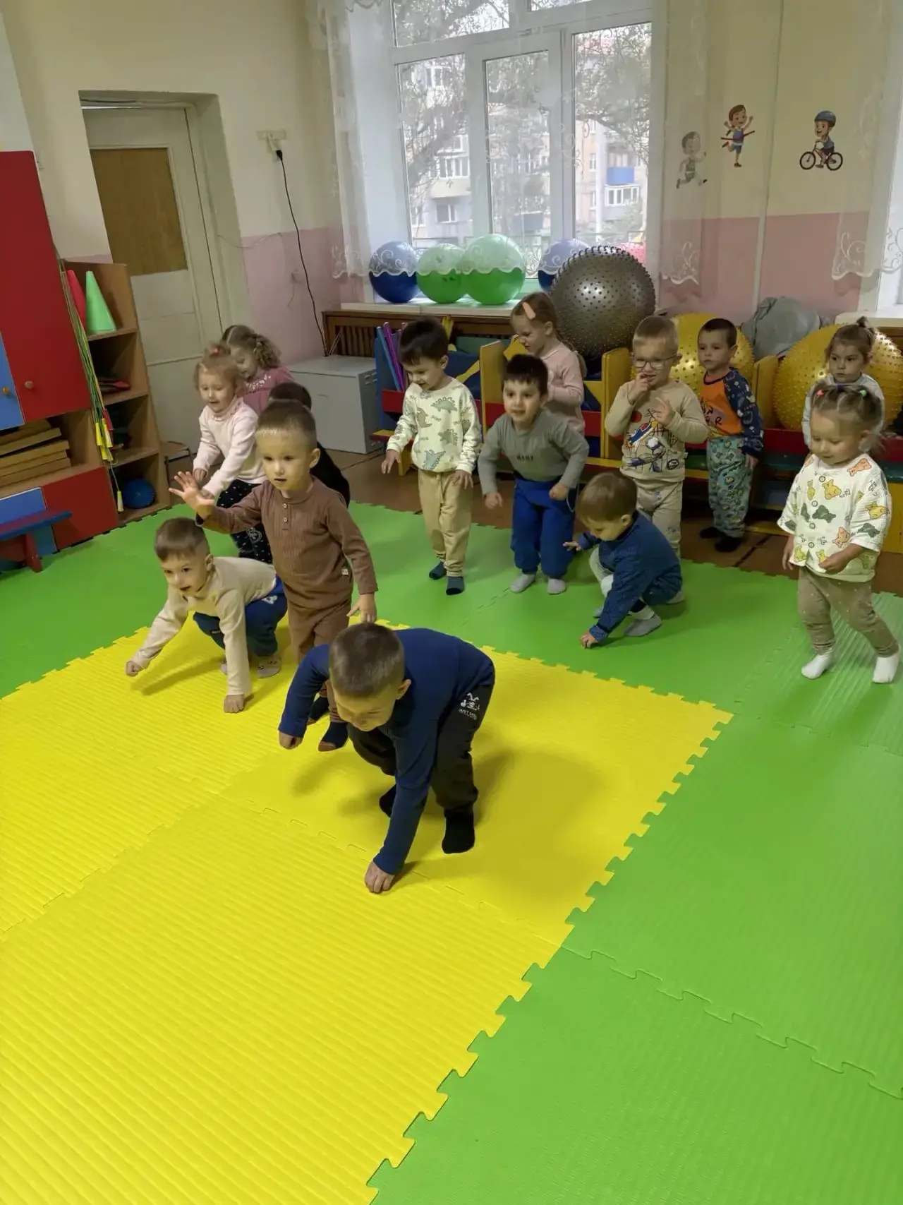 Сегодня на физкультуре шумно и весело! Мы играли в «У медведя во бору» в рамках Федерал...