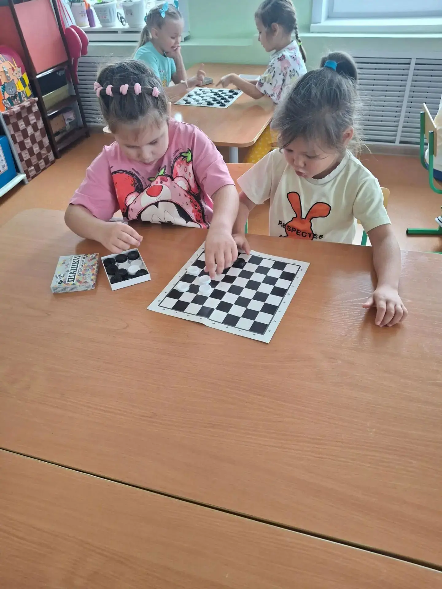 Сегодня дети старшей группы познакомились с правилами игры в шашки 😊♟️ Основной целью ...