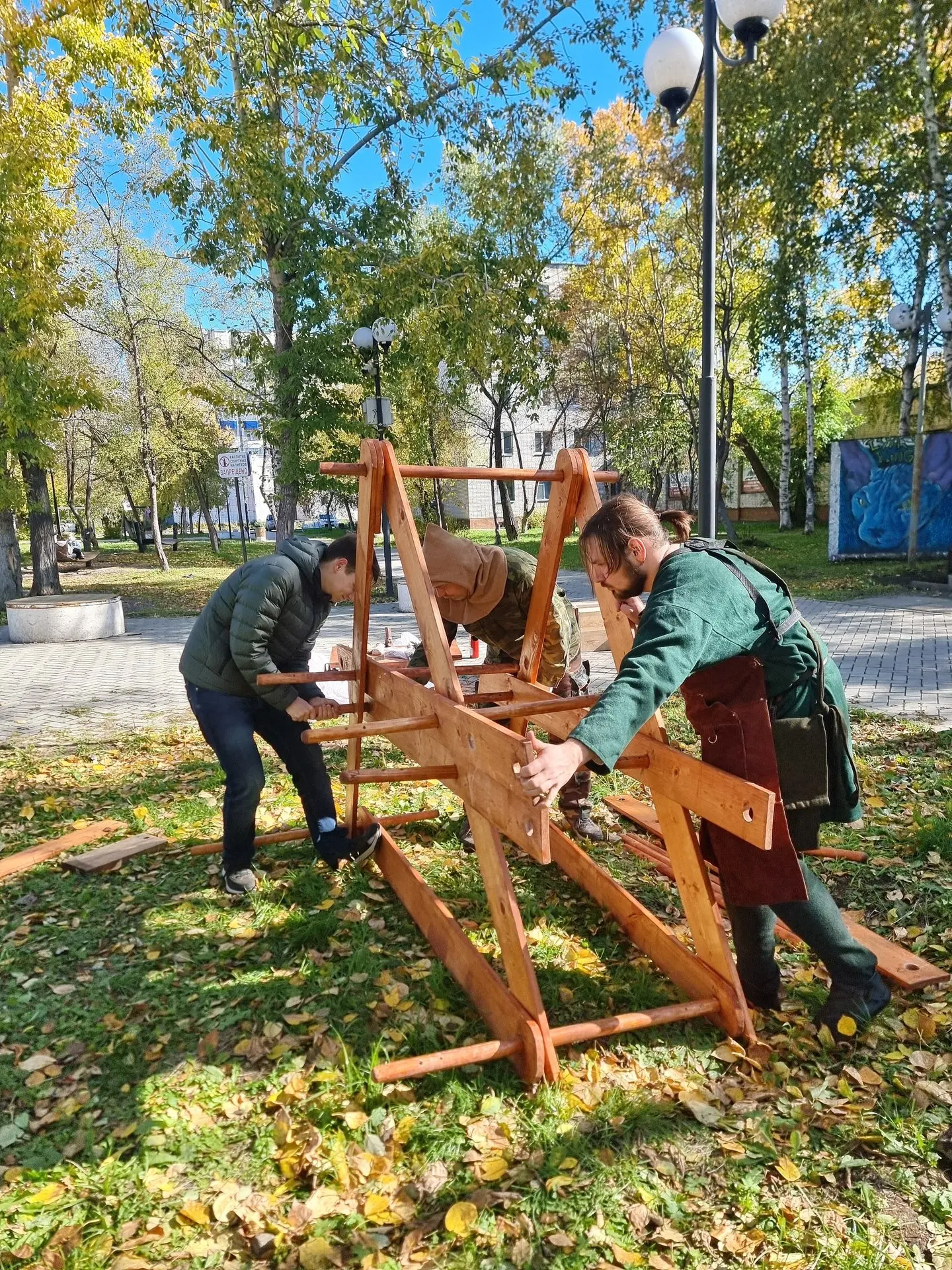 Центр живой истории «Крепость» на Вокзалке создал модель средневековой мобильной кузницы