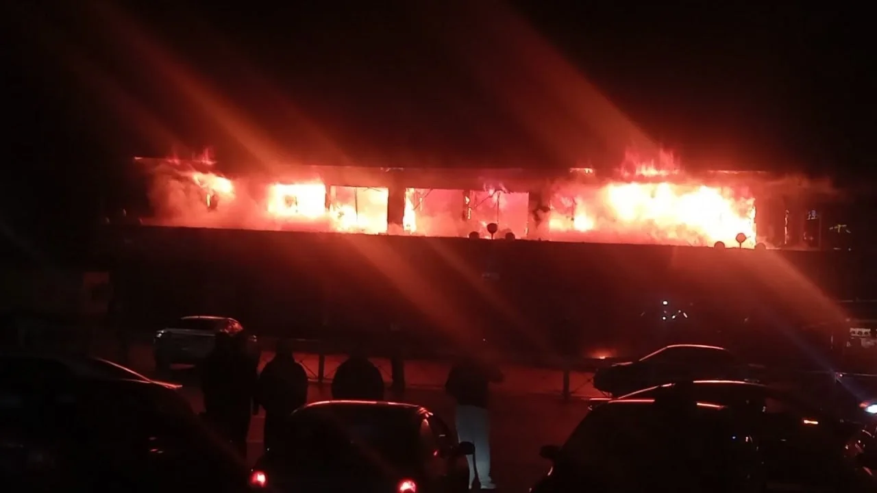 Горит ТЦ Котово Поле во Всеволожске.