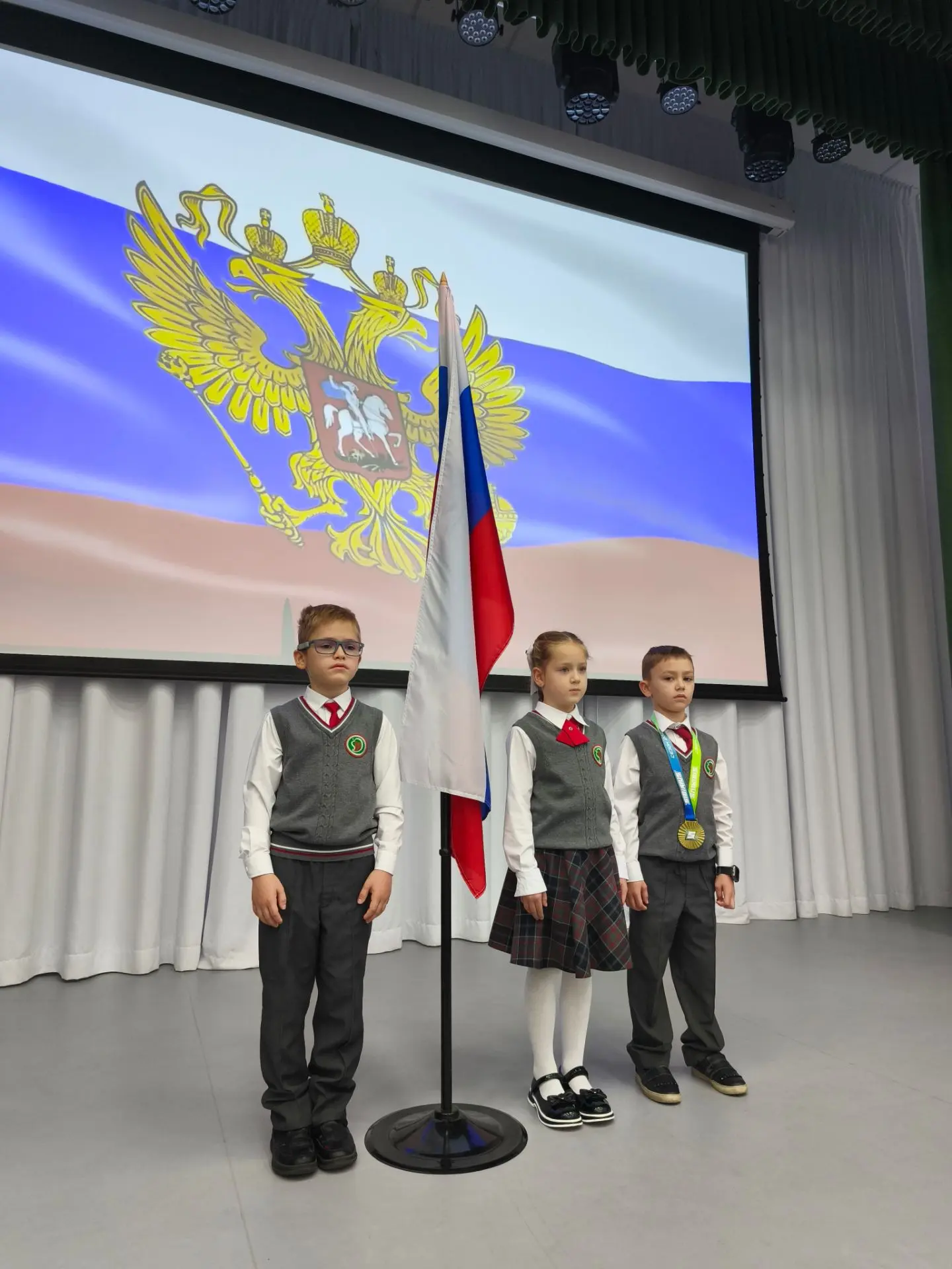 🇷🇺👋🏻 Новая учебная неделя начинается с традиционной церемонии поднятия Государствен...