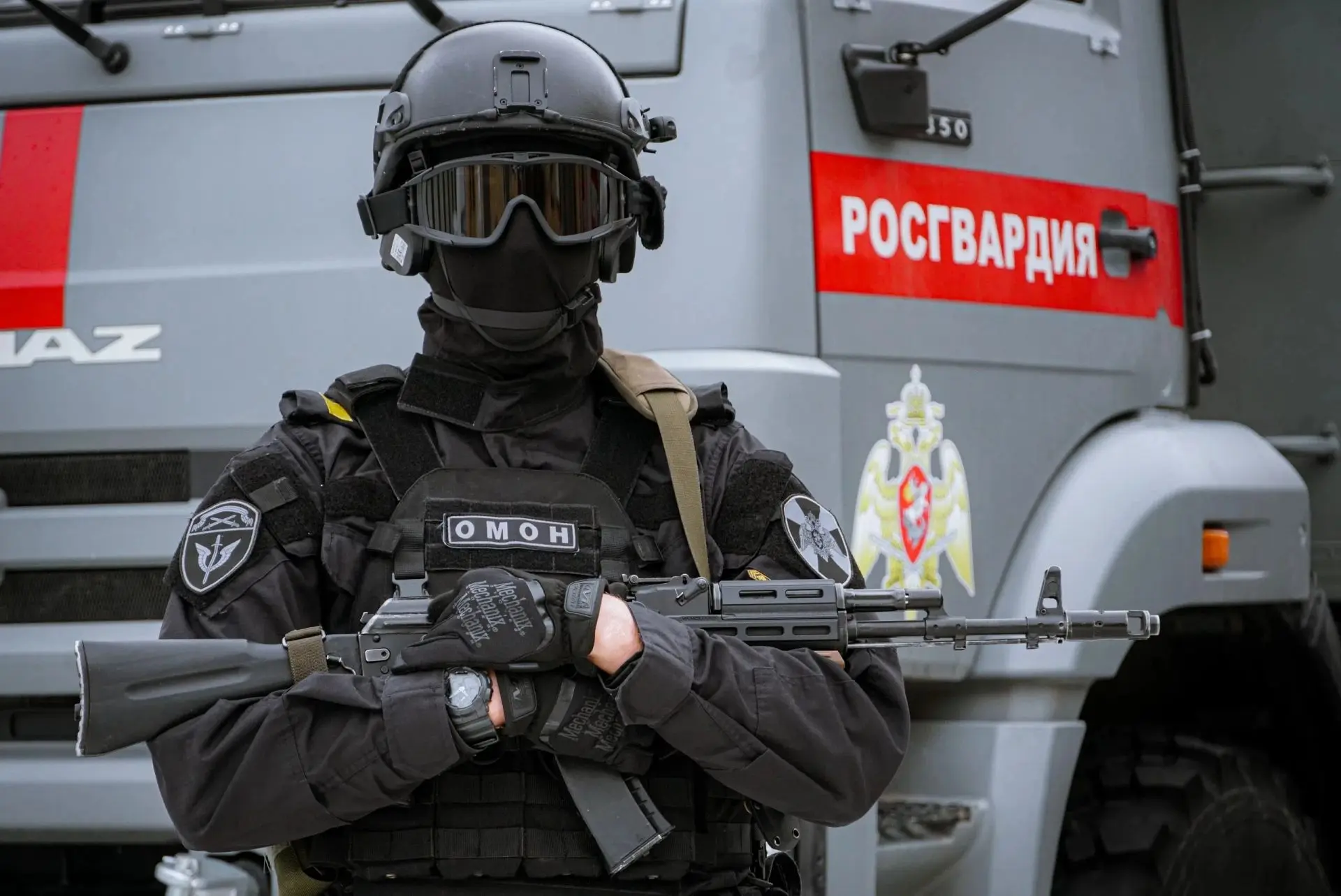 В Новгородской области сотрудники ОМОН Росгвардии подвели итоги работы за 10 лет.