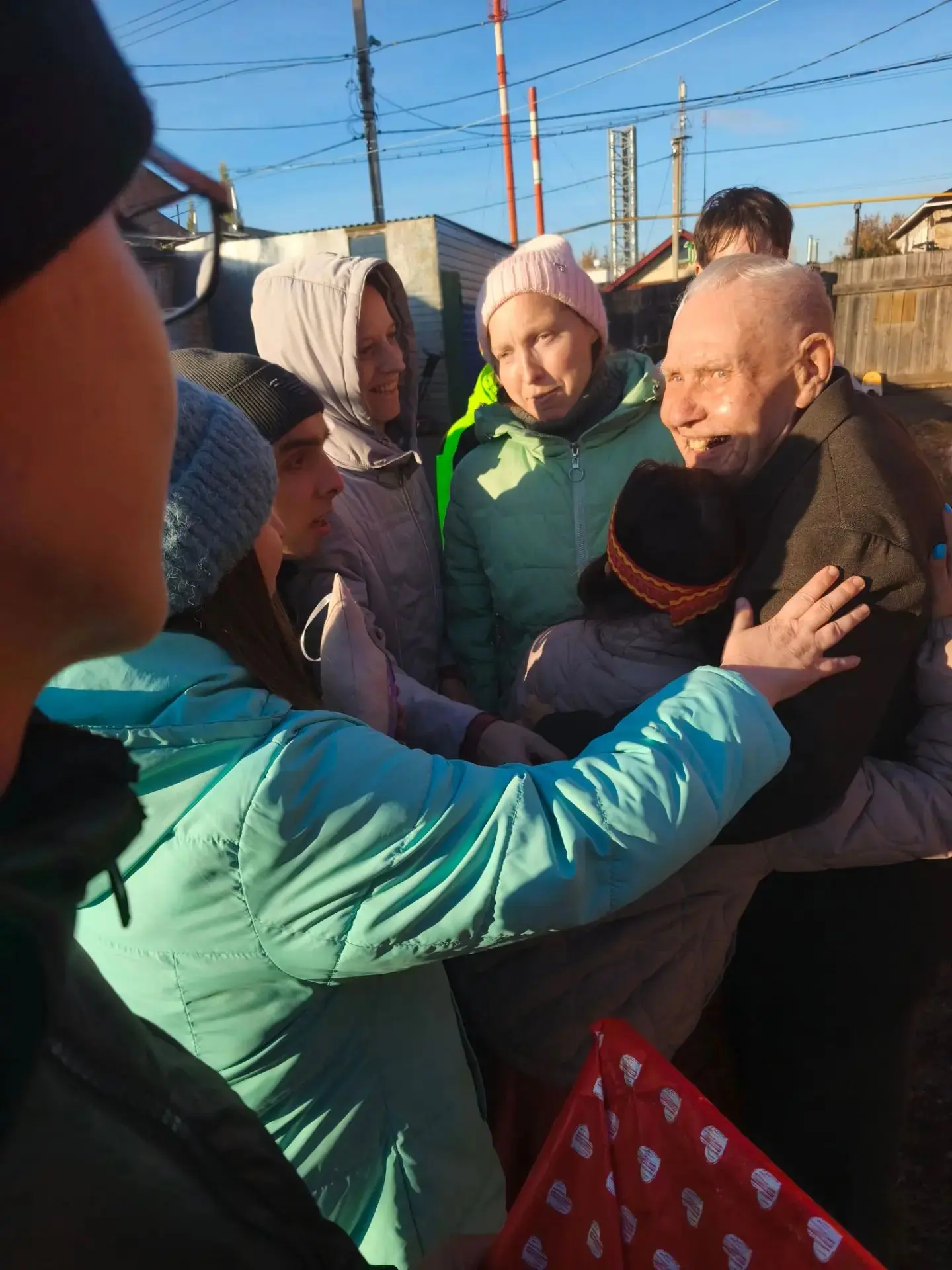 Получатели социальных услуг поздравили 🎁 с днем рождения Почетного ветерана России, ве...