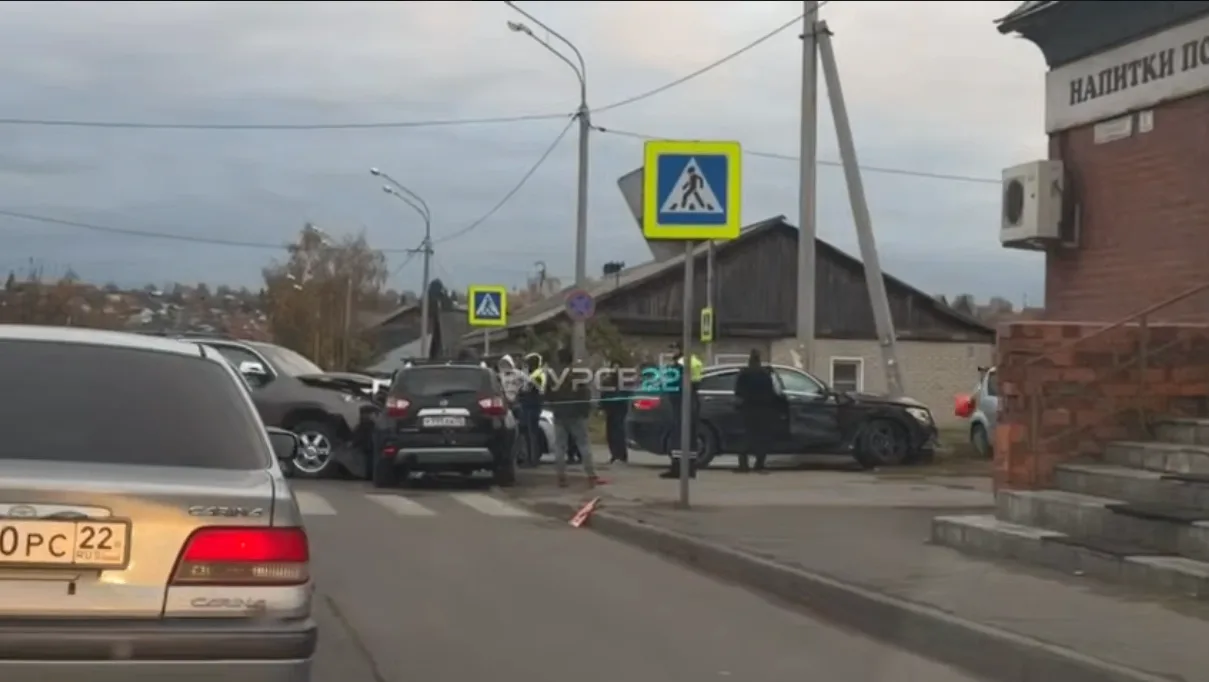 В Барнауле водитель Toyota Sequoia не уступил Mercedes и устроил тройное ДТП