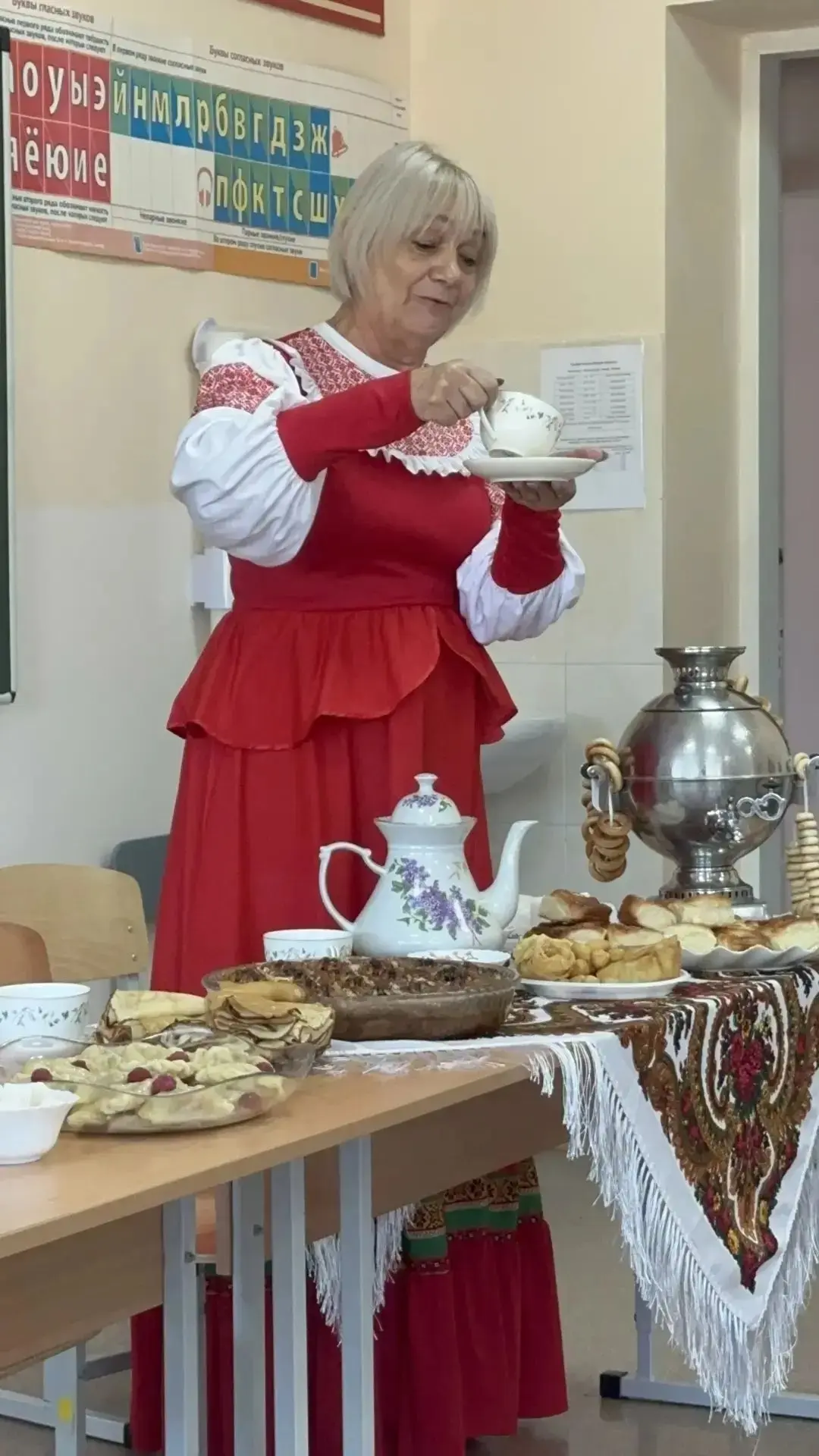 В 3 классе сегодня с размахом отметили День национальных культур. Церемония казачьего  ...